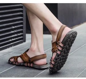 Detaillierte Seitenansicht von braunen Leder-Outdoor-Sandalen für Herren am Fuß.