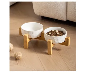 Juego de cuencos de cerámica elevados para mascotas con soporte de bambú natural