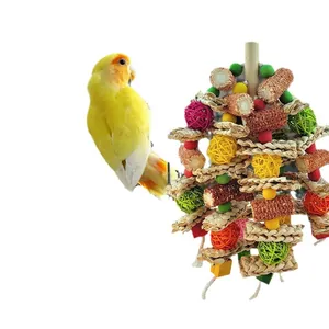 Jouet à mâcher pour oiseaux en paille de maïs naturelle et boules de bois colorées pour perroquets