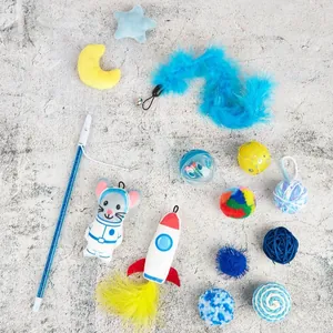 Il set completo di giocattoli per gatti con bacchetta, topo e palline colorate.
