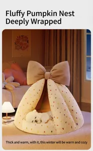 Dettaglio di tenda per animali semi-chiusa con fiocco grande e motivi a cuore.