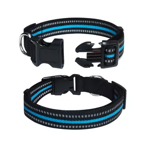 Detailweergave van reflecterende nylon hondenhalsband met snelsluiting en blauwe streep