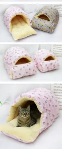Cama para gatos acolchada con diseño de melocotón rosa y un gato atigrado sentado en su forro de felpa