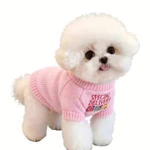 Vista dettagliata di un maglione rosa lavorato a maglia per animali su un cucciolo
