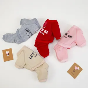 Vue détaillée de combinaisons pour chiens en polaire en gris, rouge, rose et beige