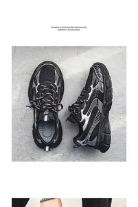 Λεπτομερής προβολή ανδρικών chunky sneakers με αναπνεύσιμο πλέγμα και χοντρές σόλες