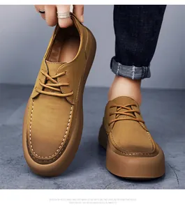 Nahaufnahme von braunen Herren-Freizeitschuhen aus Leder mit robuster Plateausohle.
