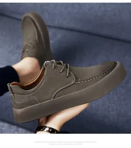 Detailansicht der hochwertigen Rindsledertextur und Nähte dieser lässigen Herrenschuhe