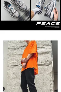 Λεπτομερής προβολή ανδρικών mesh sneakers και μοντέλου με πορτοκαλί oversized t-shirt