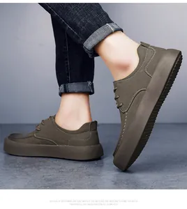 Detailansicht der stilvollen Herren-Freizeitschuhe aus khakifarbenem Leder mit dicker Sohle.