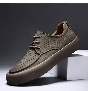 Seitenansicht der braunen, perforierten Herren-Leder-Freizeitschuhe mit dicker Sohle