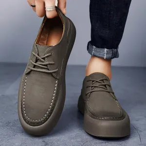 Hochwertige braune Herren-Freizeitschuhe aus Leder mit dicker Sohle und Kontrastnähten