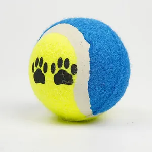 Detailansicht eines blau-gelben Haustier-Tennisballs mit schwarzen Pfotenabdrücken