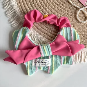 Vista dettagliata di una bandana per animali con un grande fiocco rosa e righe