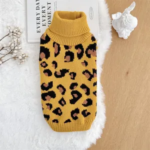 Detaillierte Ansicht der weichen Strickstruktur mit Leopardenmuster für Hundepullover.