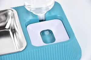 Primer plano del bebedero automático con cuenco de acero inox y base azul texturizada