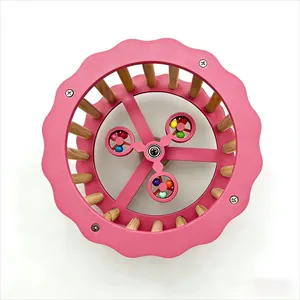 Detaillierte Draufsicht auf ein rosa Laufrad aus Holz für Papageien und kleine Hamster.