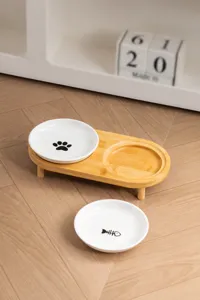 Gros plan de bols pour chats en céramique de 6 pouces sur un support en bambou surélevé