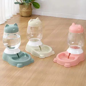 Distributeur d'eau automatique 2,5L par gravité pour chats et chiens en trois coloris.
