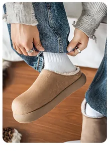 Dettaglio ravvicinato di sabot da uomo foderati in peluche color cammello stile Birkenstock
