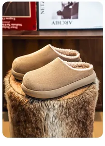 Dettaglio di sabot beige foderati in pile con tomaia scamosciata e suola spessa