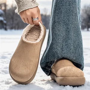 Zoccoli da uomo in pelle scamosciata beige con calda fodera in pile invernale.