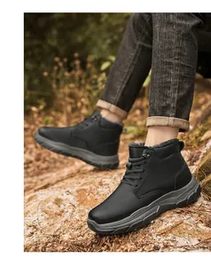 Nahaufnahme schwarzer halbhoher Winter-Arbeitsstiefel mit warmem Futter im Wald