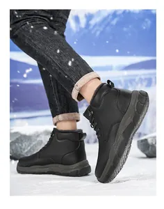 Schwarze Leder-Winterstiefel mit warmem Fleecefutter in verschneiter Außenlandschaft.
