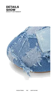 Dettaglio della texture denim sfrangiata e del patchwork sui mocassini da uomo