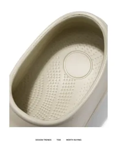 Primer plano de la textura de masaje antideslizante en zapatos de trabajo impermeables