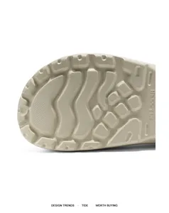 Primer plano del patrón antideslizante en la suela de zapatos de trabajo para chefs.