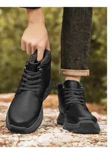 Detail der schwarzen Leder-Schneestiefel mit warmem Fleecefutter und Gummisohle