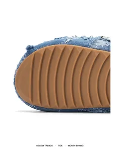 Dettaglio della tomaia in denim e della suola con battistrada a onde