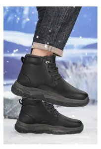 Detailansicht schwarzer hoher Winterstiefel mit Fellfutter in einer Schneelandschaft