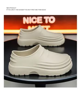 Primer plano de zapatos de chef impermeables crema con suelas onduladas antideslizantes