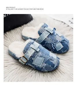 Sabot in denim patchwork di alta qualità con calda fodera in ecopelliccia bianca invernale.