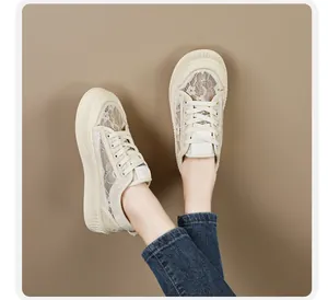 Gedetailleerd bovenaanzicht van beige ademende kanten sneakers met dikke platformzool