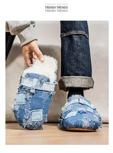 Dettaglio dei sabot in patchwork di denim blu con calda fodera in ecopelliccia bianca