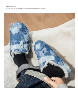 Dettaglio di pantofole in denim patchwork con fodera in pelliccia per uomo autunno