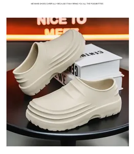 Vista detallada de zapatos de chef beige impermeables y antideslizantes sobre mesa