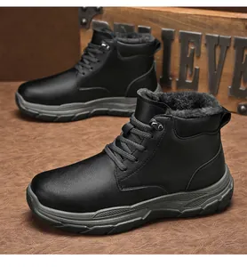 Schwarze Leder-Winterstiefel für Herren mit warmem Kunstfellfutter im Work-Boot-Stil