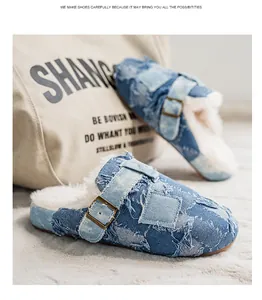 Primo piano di sabot in denim invecchiato con fodera in pile bianco e fibbia in metallo.