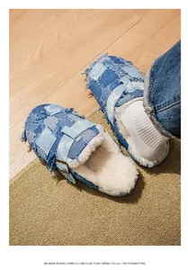 Dettaglio della trama patchwork in denim e fodera in pelliccia degli zoccoli.