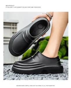 Detalle de zapatos de chef negros impermeables y antideslizantes con suela gruesa.