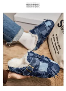 Primo piano di zoccoli in denim patchwork con calda fodera in ecopelliccia e fibbia.