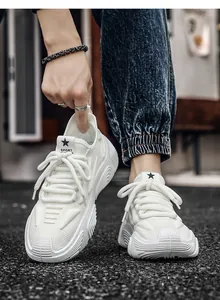Detailansicht der weißen Fly-Knit-Plateau-Sneaker mit klobigen Sohlen im Gear-Stil.