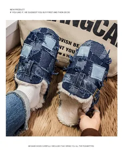 Dettagli delle pantofole patchwork in denim con morbida fodera in pile bianco