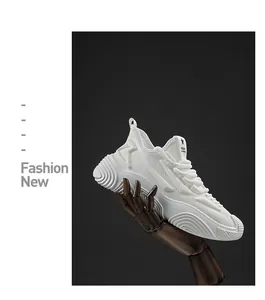 Nahaufnahme weißer atmungsaktiver Mesh-Chunky-Sneaker mit dicker Sohle im Zahnrad-Design