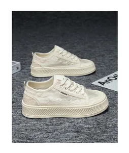Gedetailleerd overzicht van beige damessneakers van kant met dikke platformzolen