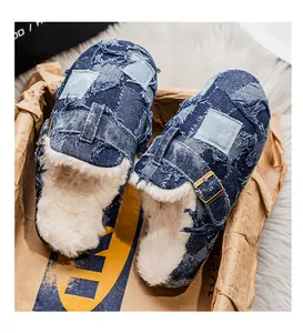 Primo piano dettagliato di sabot patchwork in denim con calda fodera in eco-pelliccia bianca